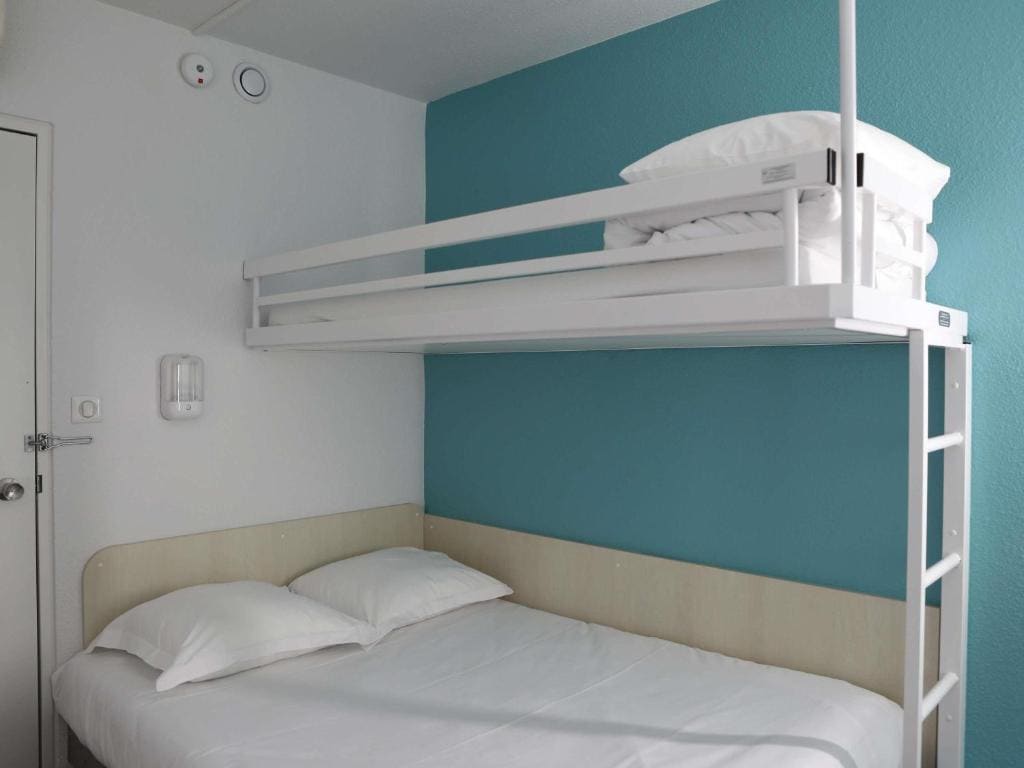 Double Room with One Single Bed room - Image 1