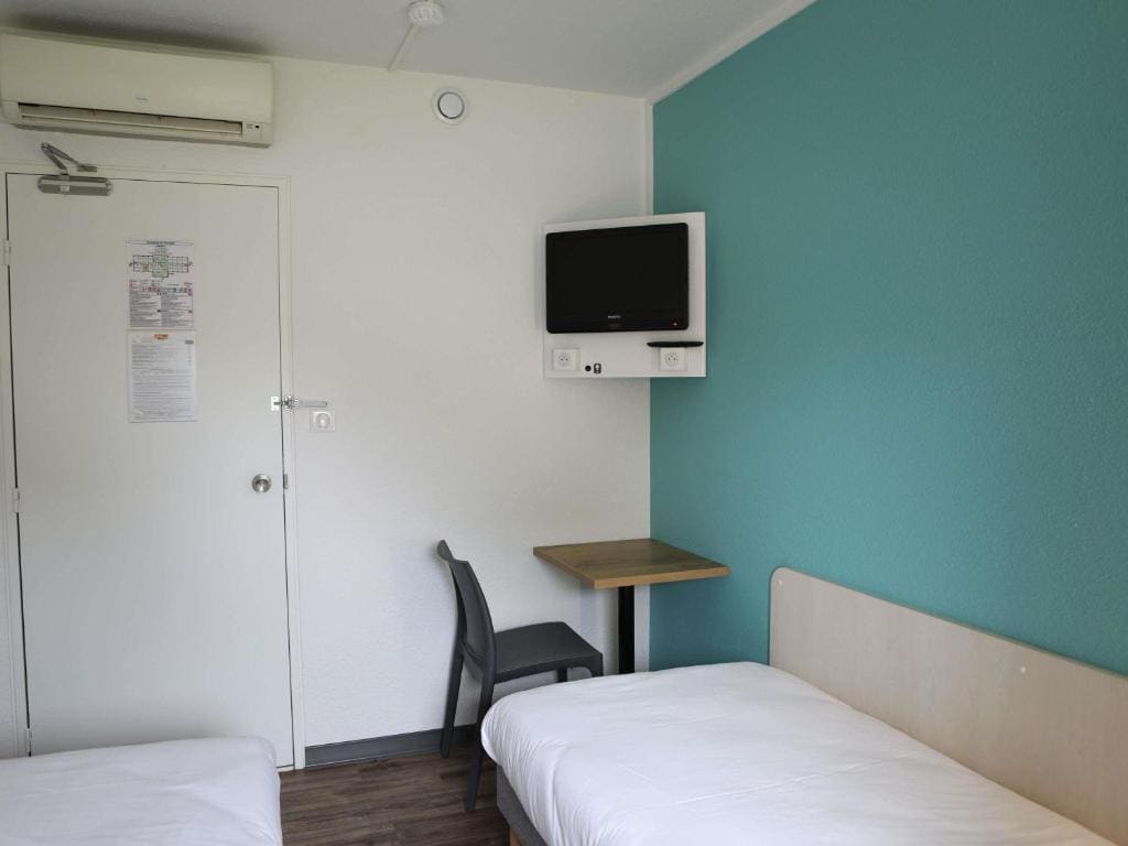 Standard Twin Room room - Image 3