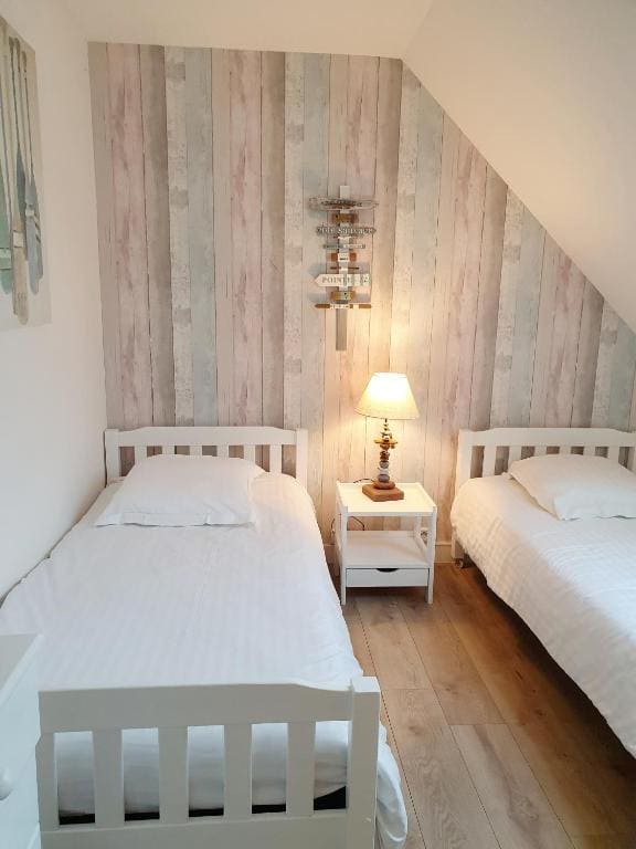 Comfort Quadruple Room room - Image 3