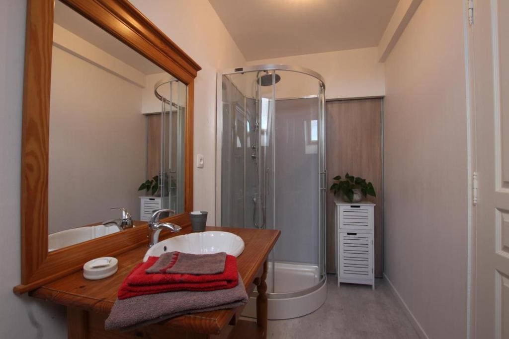 Quadruple Room with Private Bathroom room - Image 3