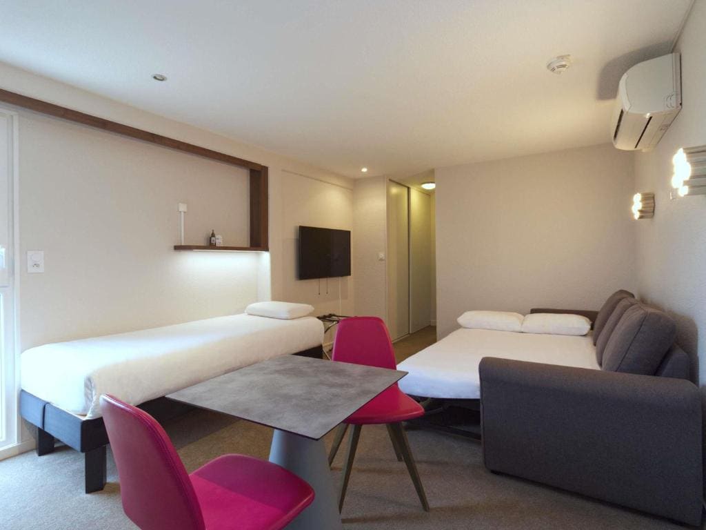 Pop Room with a double bed room - Image 3