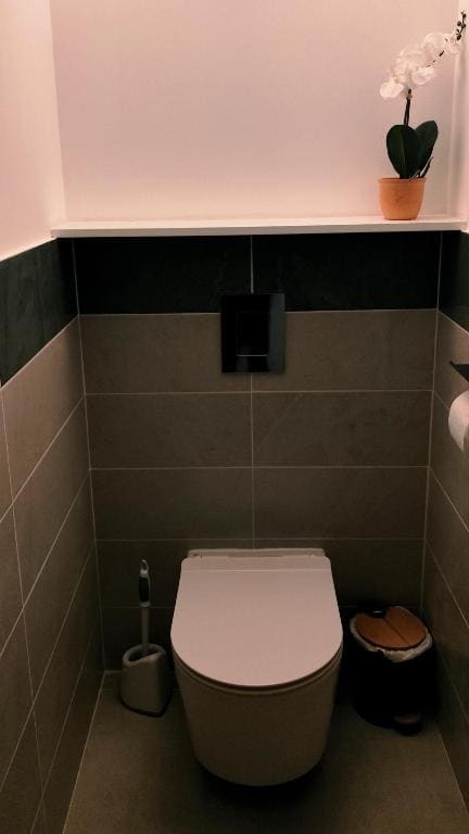 Queen Room with Shared Bathroom room - Image 3