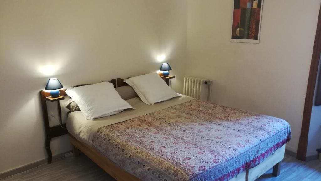 Queen Room with Shared Bathroom room - Image 1