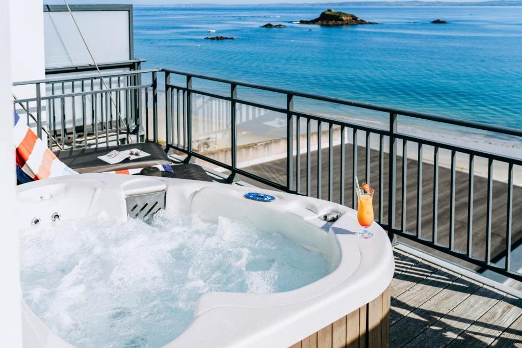 Suite with Sea View and Jacuzzi room - Image 3