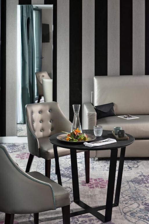 Suite with Sea View and Jacuzzi room - Image 2