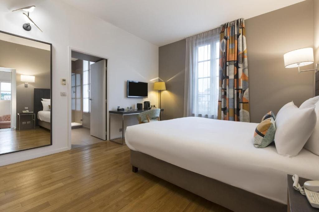 Junior Queen Suite with River View - Non-Smoking room - Image 2