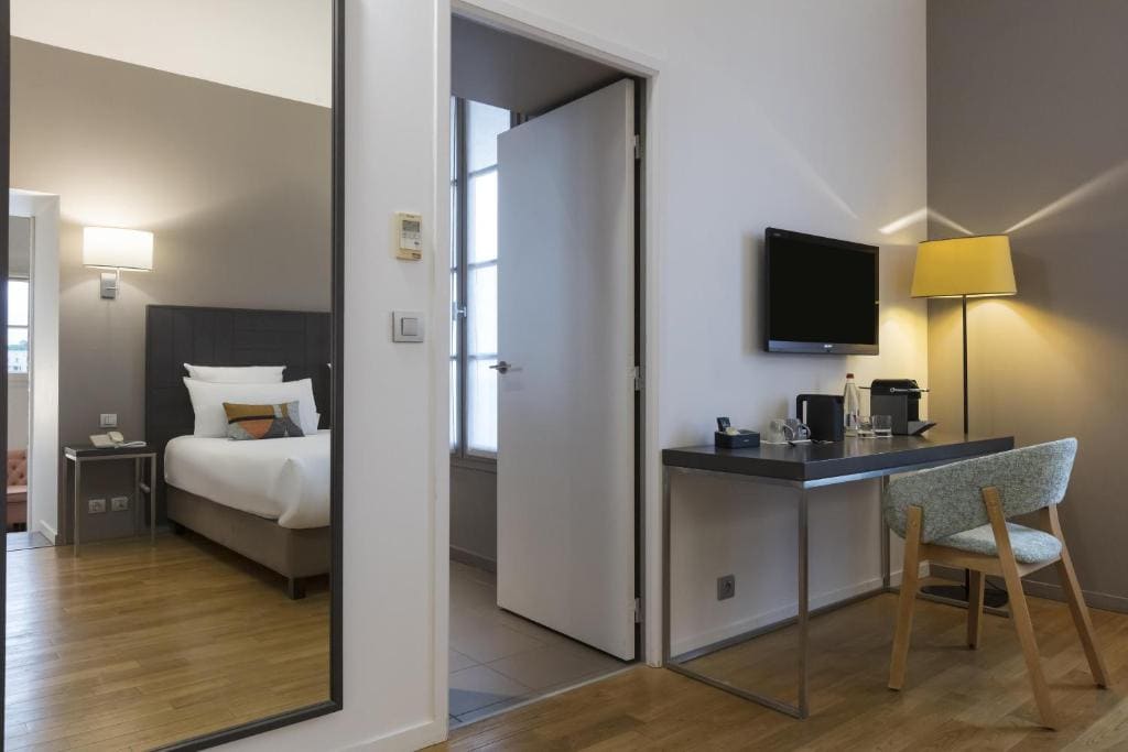 Junior Queen Suite with River View - Non-Smoking room - Image 3