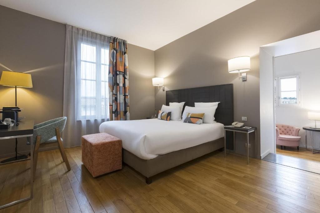 Junior Queen Suite with River View - Non-Smoking room - Image 1