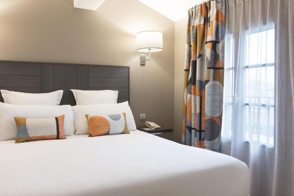Queen Suite with Sofa Bed and River View - Non-Smoking room - Image 3