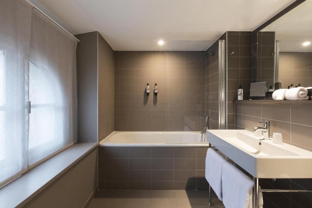 Superior Queen Room with River View - Non-Smoking room - Image 3