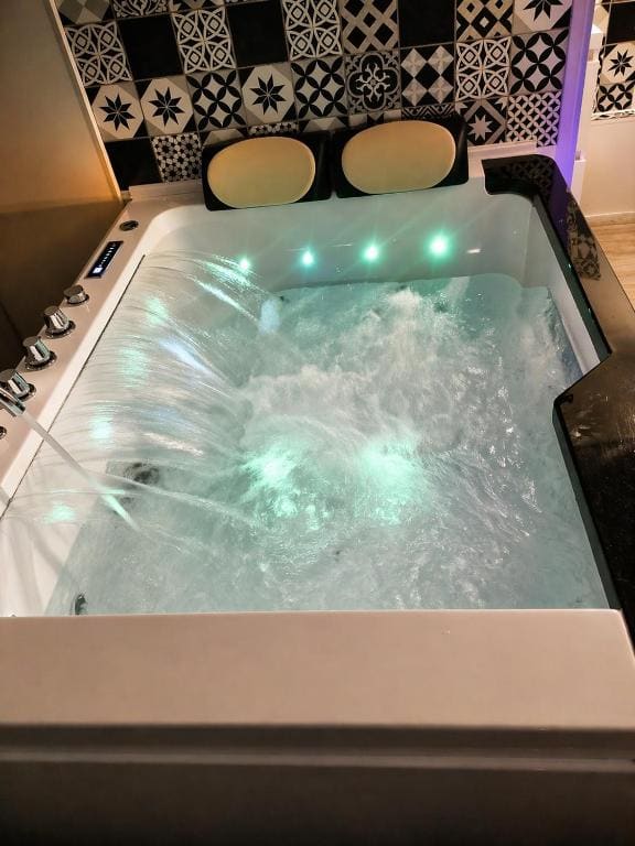 Deluxe Suite with Spa Bath room - Image 1