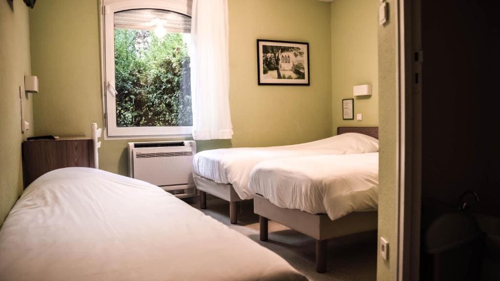 Economy Triple Room room - Image 1