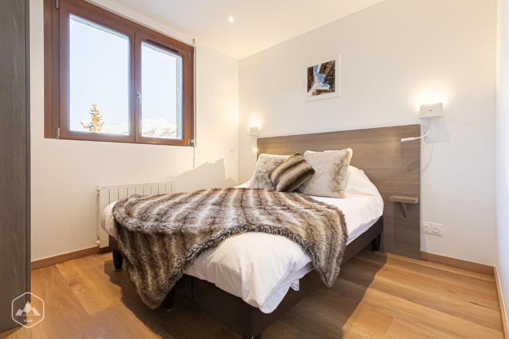 One-Bedroom Apartment with Access to the Panoramic Sauna and Nordic Bath room - Image 3