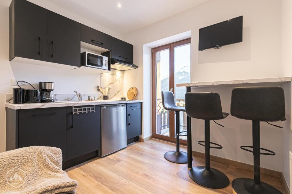 One-Bedroom Apartment with Access to the Panoramic Sauna and Nordic Bath room - Image 1