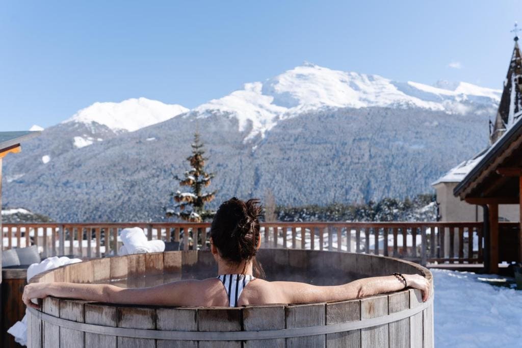 One-Bedroom Apartment with Access to the Panoramic Sauna and Nordic Bath room - Image 2