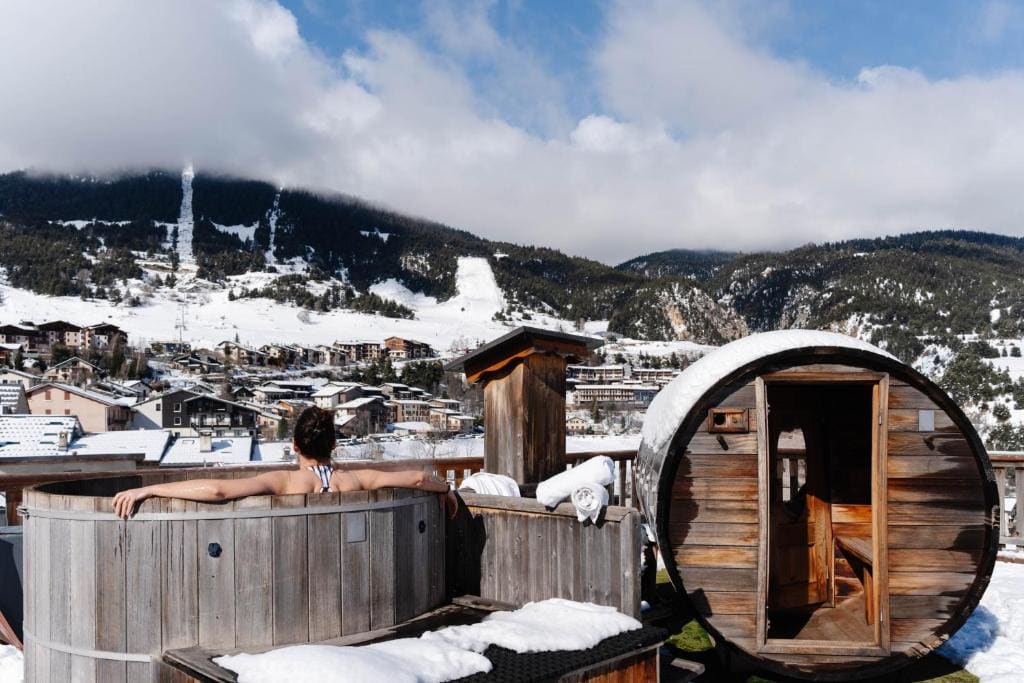 Studio Apartment with Access to the Panoramic Sauna and Nordic Bath room - Image 2