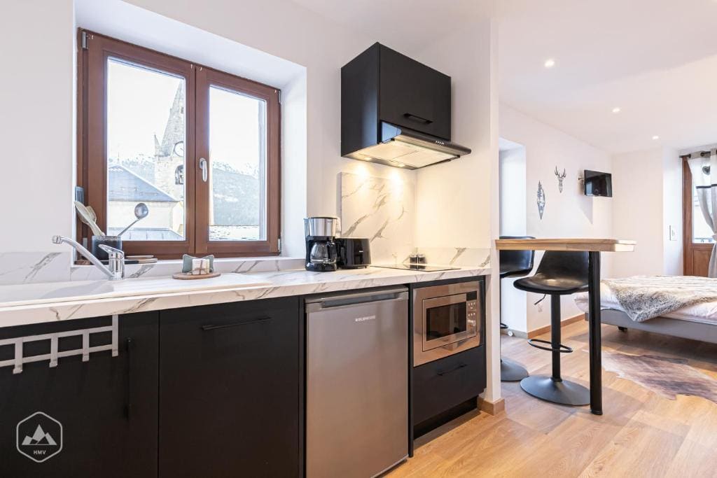 Studio Apartment with Access to the Panoramic Sauna and Nordic Bath room - Image 1