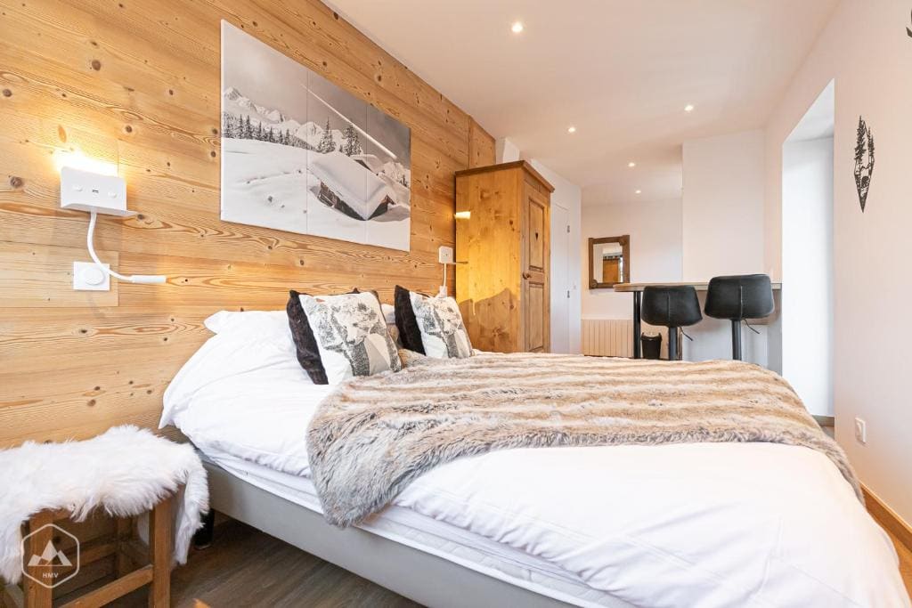 Studio Apartment with Access to the Panoramic Sauna and Nordic Bath room - Image 3