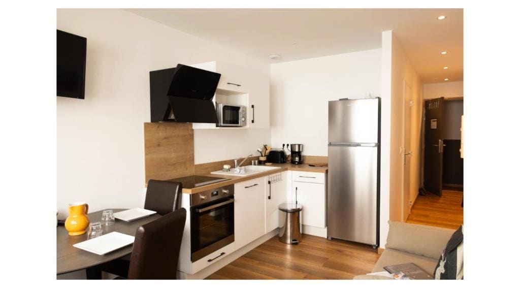 Two-Bedroom Apartment with Access to the Panoramic Sauna and Nordic Bath room - Image 3