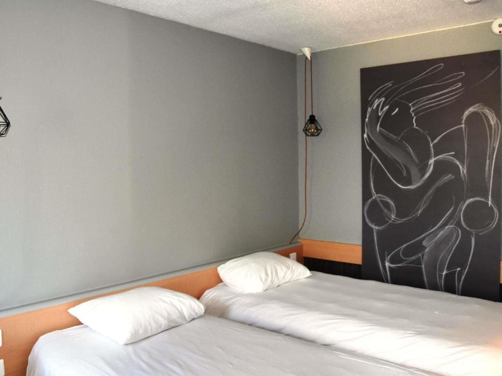 Standard Twin Room room - Image 3