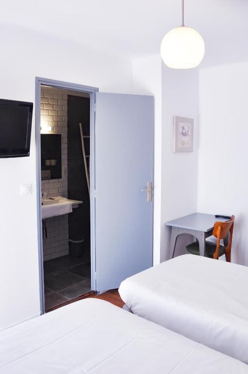 Standard Twin Room room - Image 3