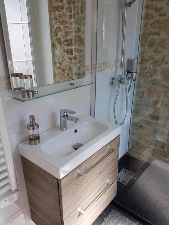 Apartment with Shower room - Image 2