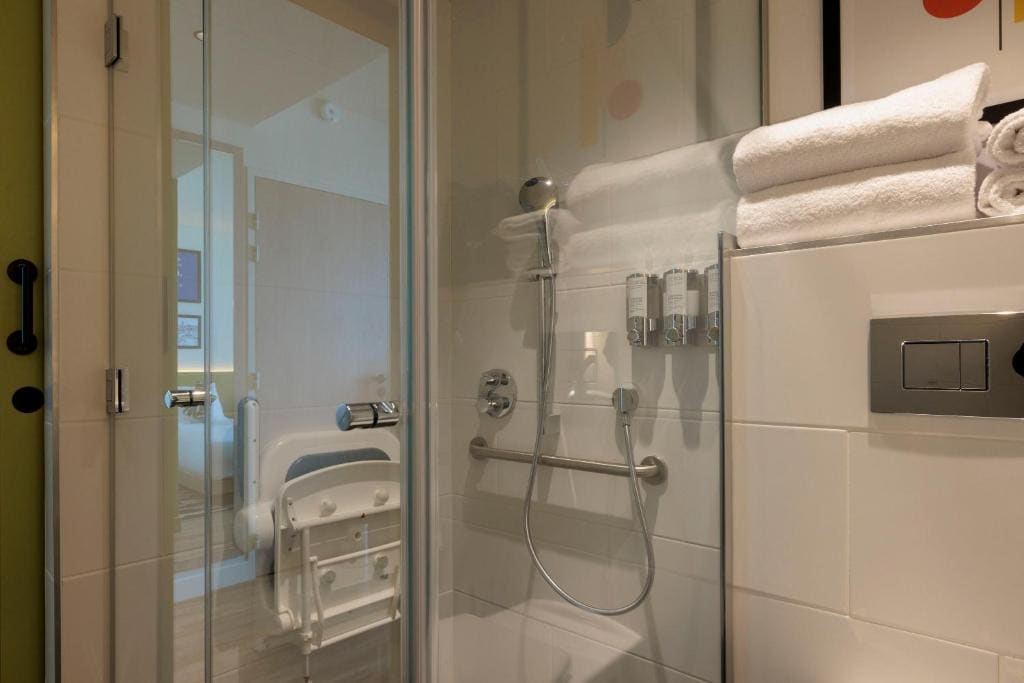 Twin Room - Mobility Access room - Image 2