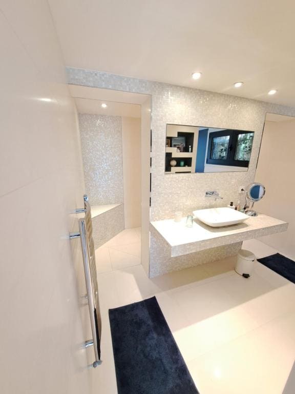 Double Room with Private Bathroom room - Image 3