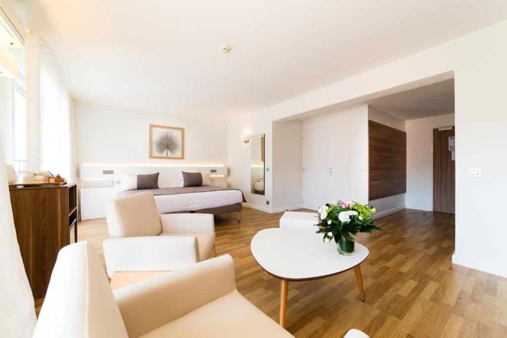 Deluxe Double Room with City View room - Image 1