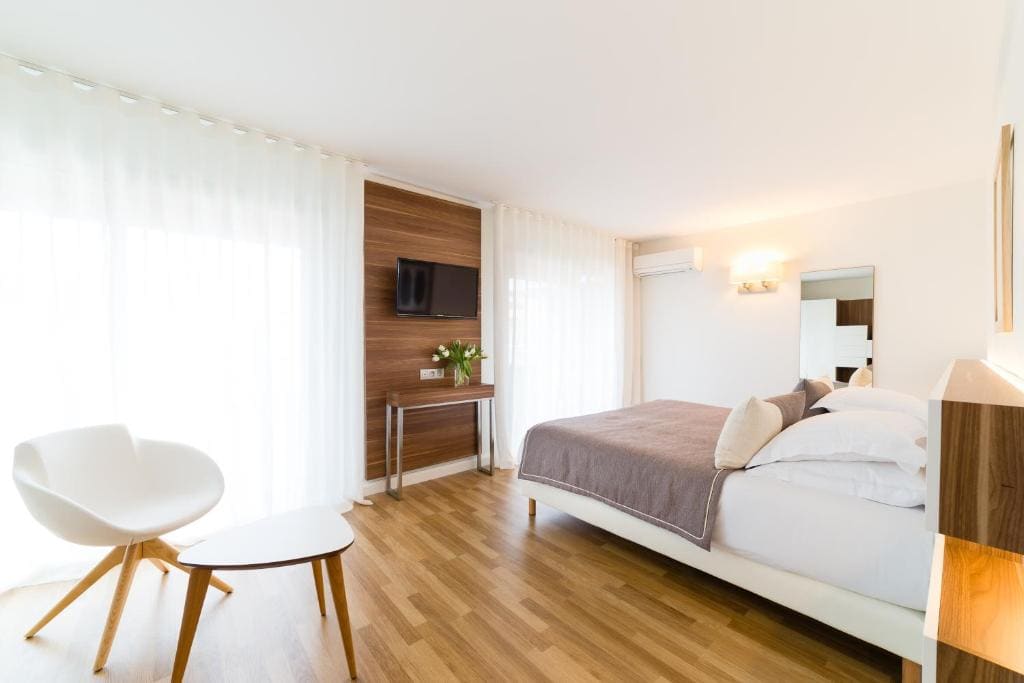 Deluxe Double Room with City View room - Image 2