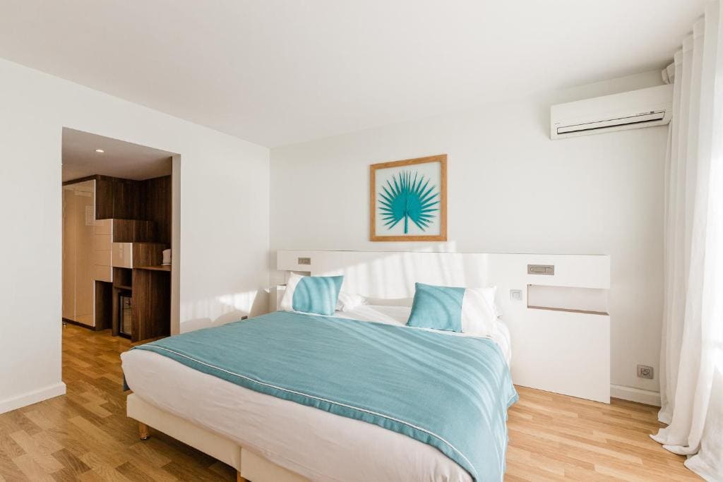 Deluxe Room with Sea View room - Image 3