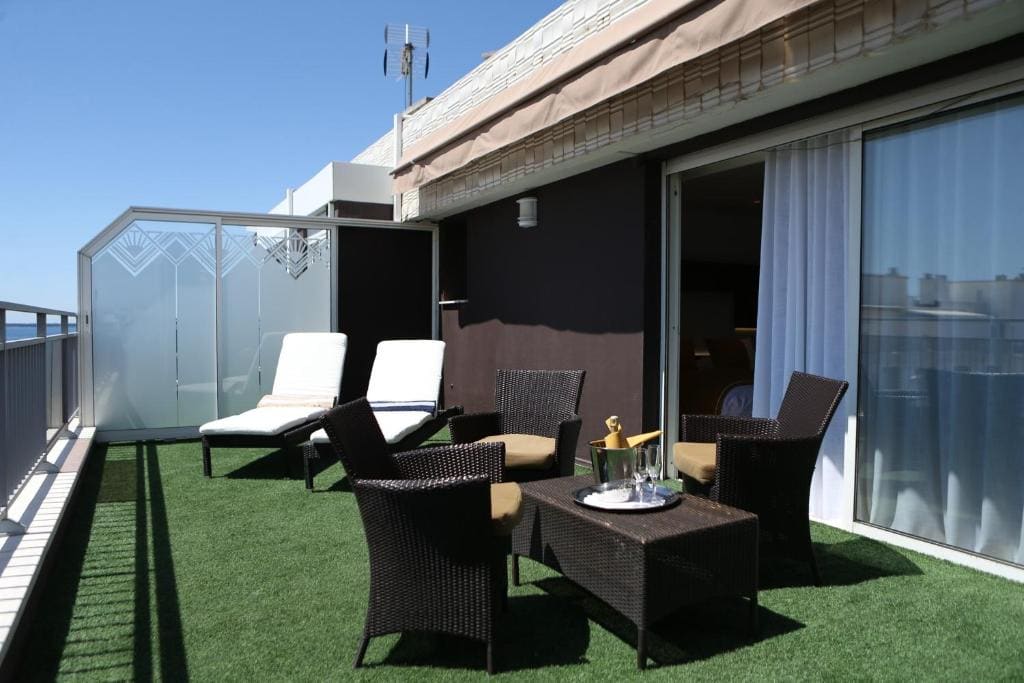 Junior Suite with City View room - Image 3