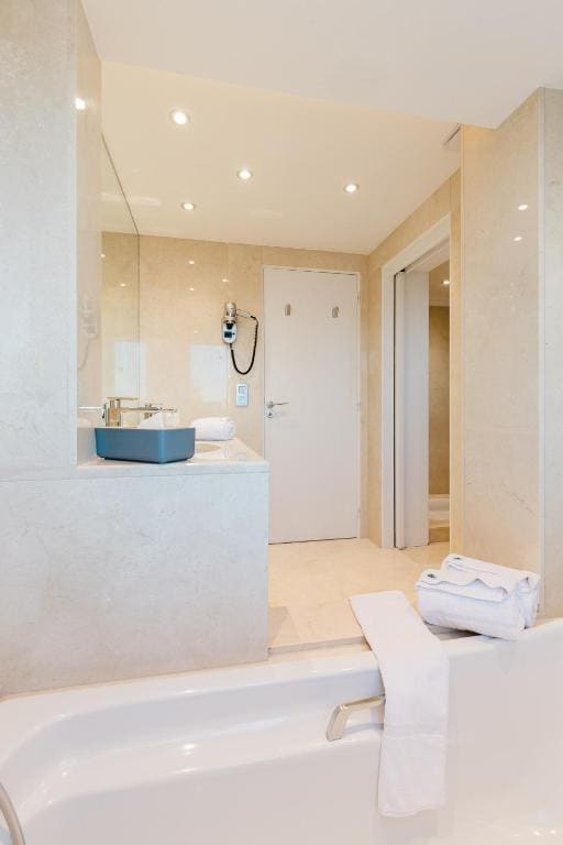 Suite with Sea View room - Image 2
