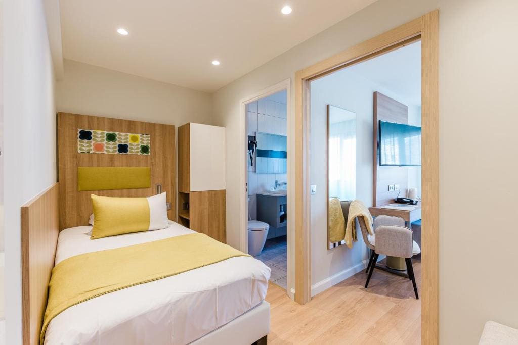 Superior Triple Room room - Image 3