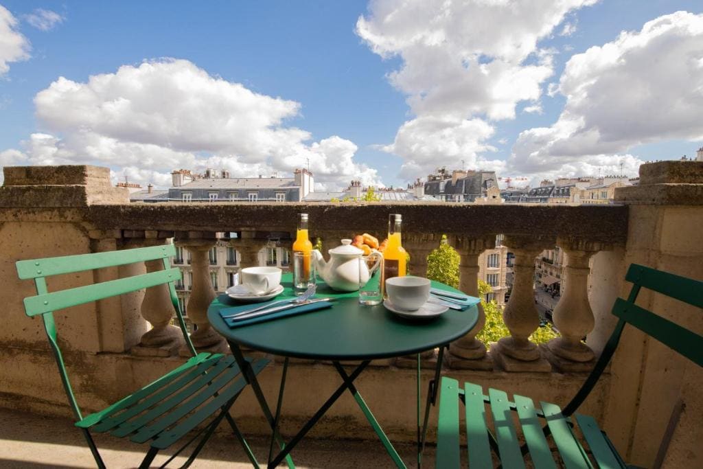 Premium King Room with City View and Balcony room - Image 2