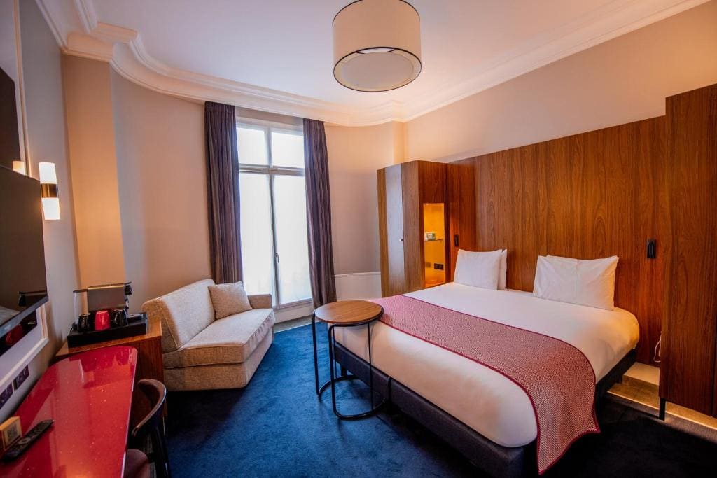 Premium King Room with Single Sofa Bed and City View room - Image 1