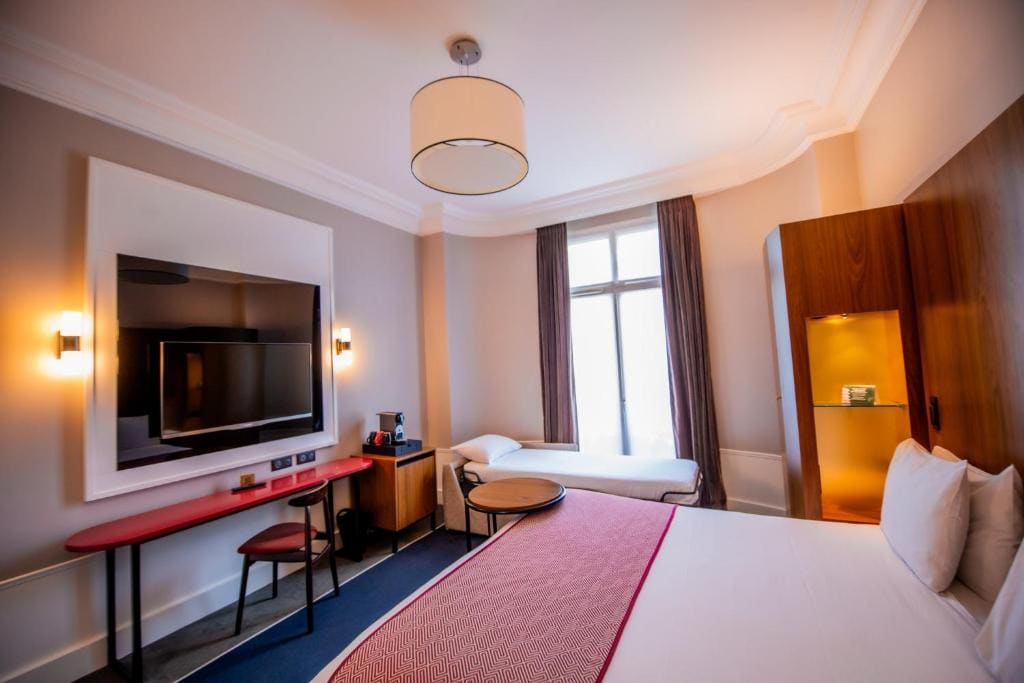 Premium King Room with Single Sofa Bed and City View room - Image 2