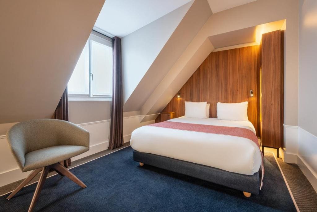 Premium Queen Room with Minifridge room - Image 2