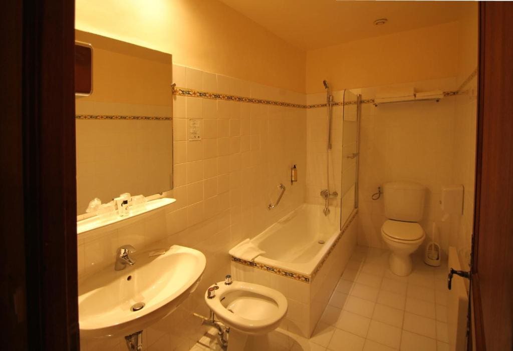 Double or Twin Room Bath room - Image 1