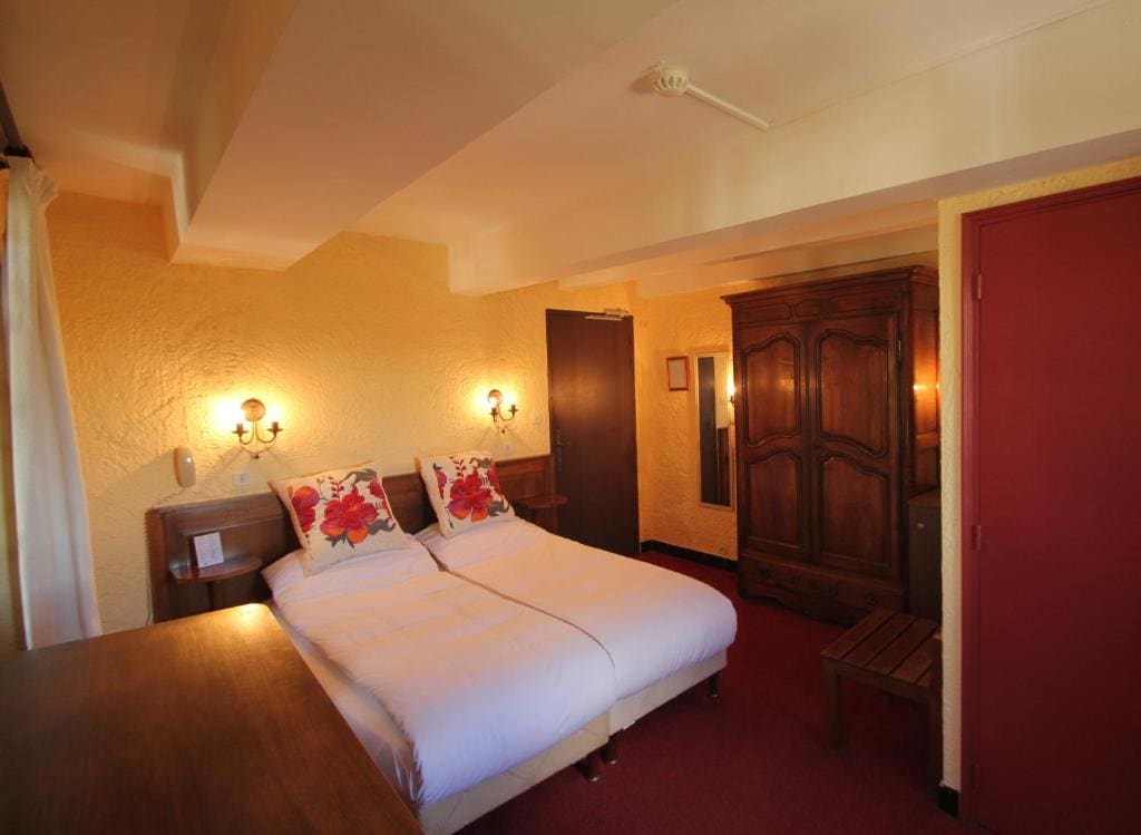 Double or Twin Room shower room - Image 1