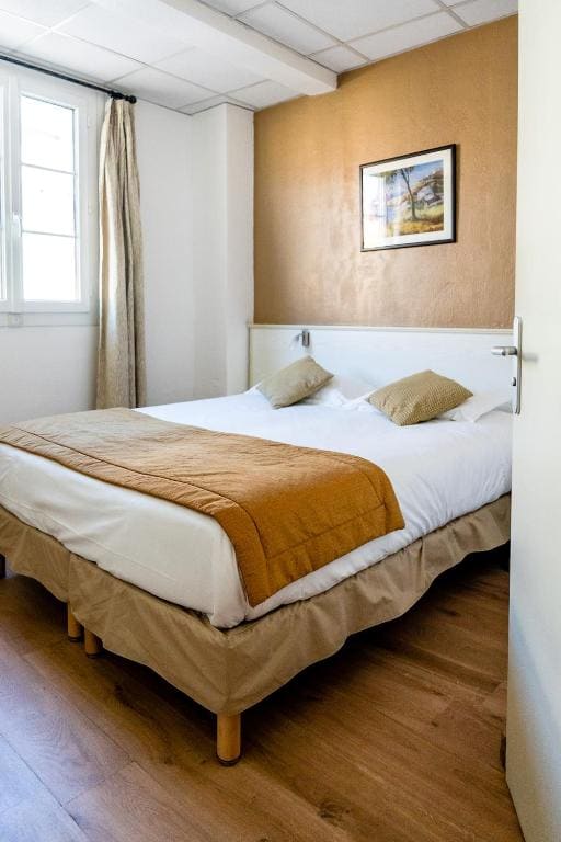 Double Room - Street Side room - Image 2