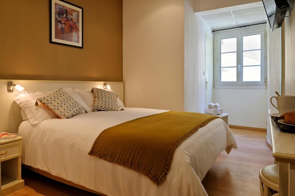 Double Room - Street Side room - Image 3