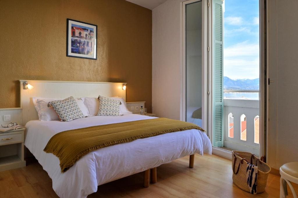 Double Room with Sea View room - Image 3