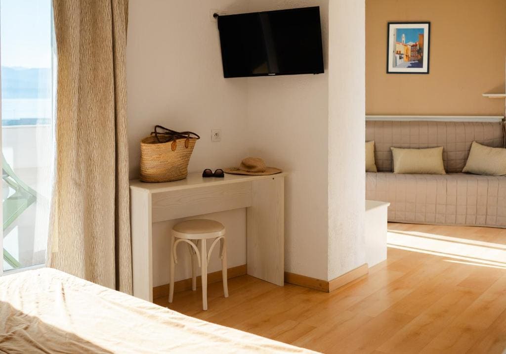 Suite with Sea View room - Image 1