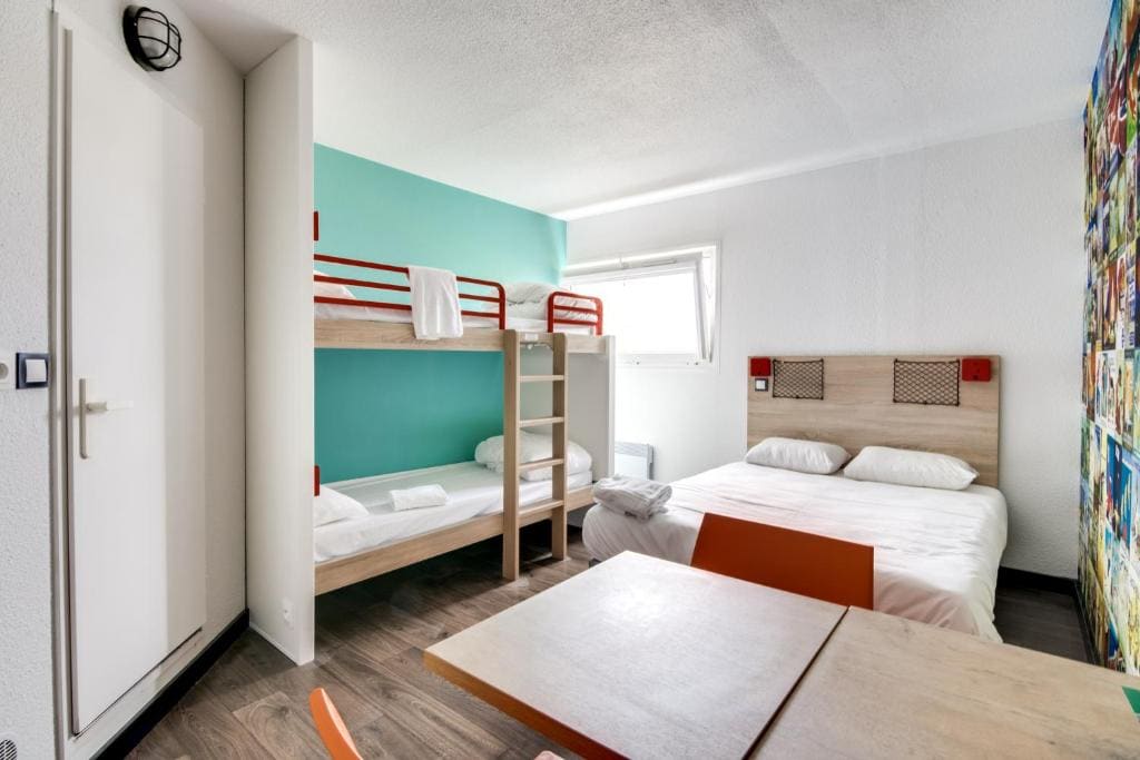 Cabrio Family Room with Bathroom room - Image 2