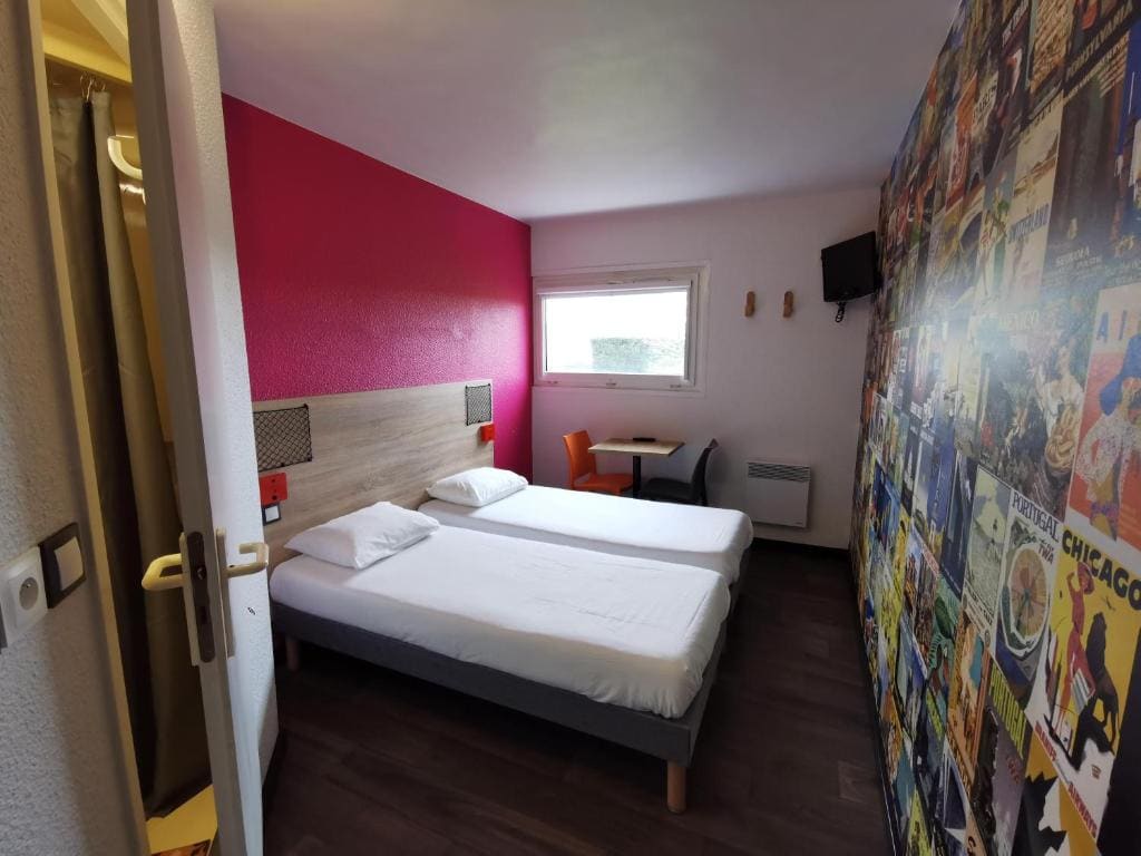 Cabrio Twin Room with Bathroom room - Image 2