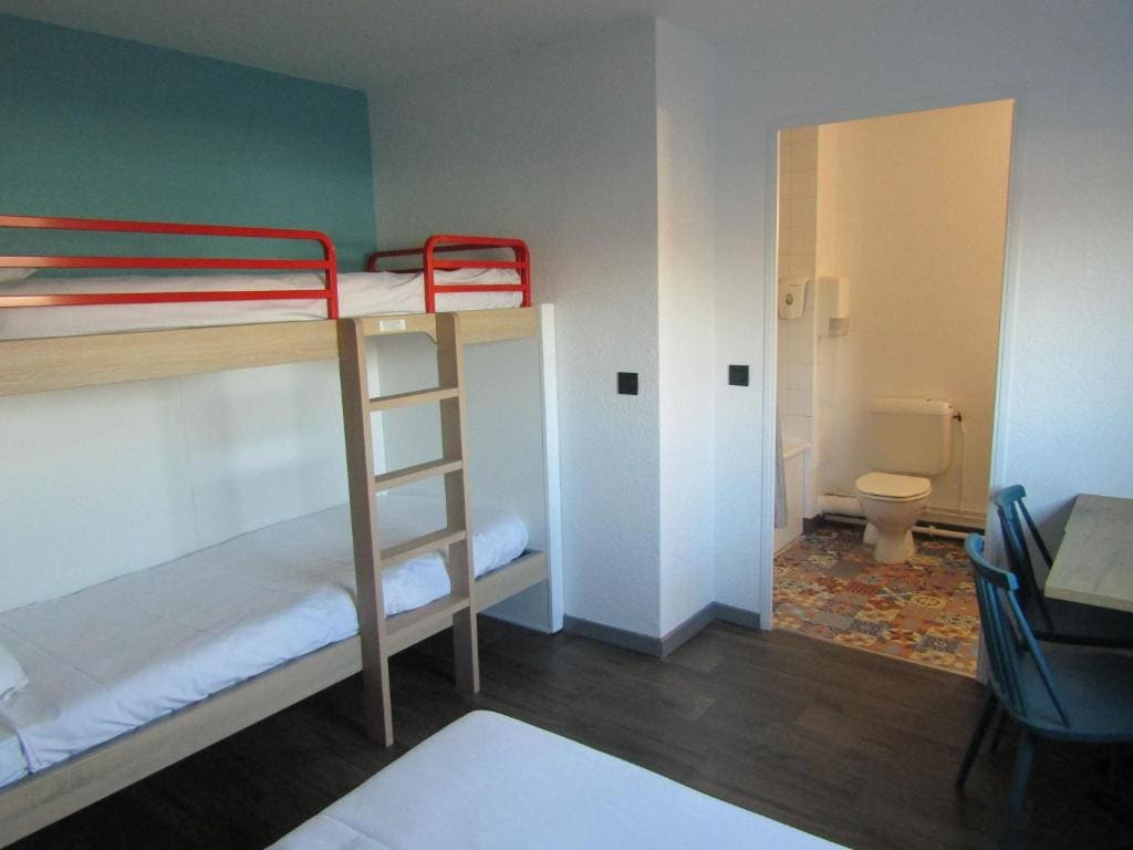 Cabrio Family Room with Bathroom room - Image 3