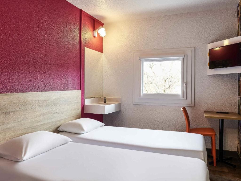 Cabrio Twin Room with Bathroom room - Image 3
