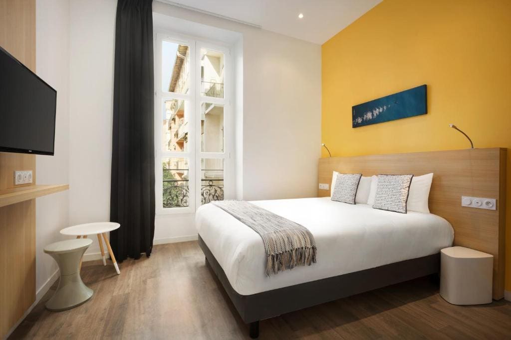 Deluxe Double Room with Balcony room - Image 2