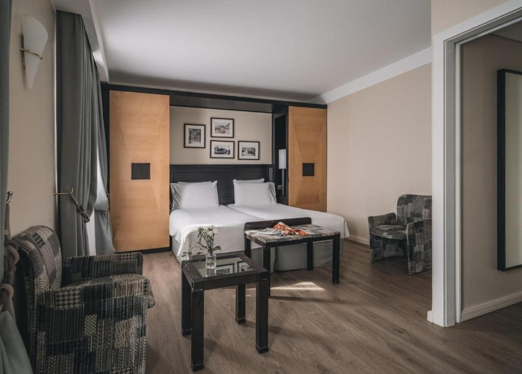 Deluxe Room room - Image 3